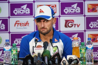 সংবাদ সম্মেলনে লিওন