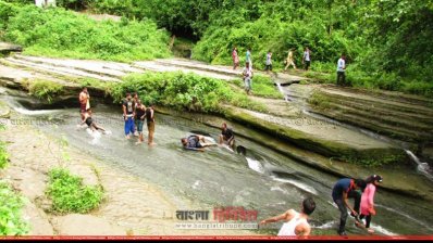 শৈল প্রপাত বেড়াতে যাওয়া পর্যটকরা