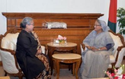 প্রধানমন্ত্রী শেখ হাসিনা ও  ইন্দোনেশিয়ার নবনিযুক্ত রাষ্ট্রদূত রিনা প্রিতিয়াসমিয়ারসি সোয়েমারনো