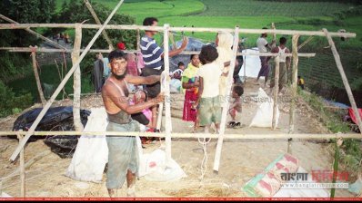 স্থানীয় প্রভাবশালীরা টাকার বিনিময়ে রোহিঙ্গাদের জমি দিচ্ছে