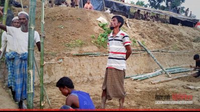 পাহাড় কেটে ঘর বানাচ্ছে রোহিঙ্গারা