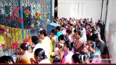বৌদ্ধ বিহারে প্রার্থনারত বৌদ্ধ ধর্মাবলম্বীরা