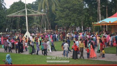 বরিশালে বিনোদন কেন্দ্রগুলোতে দর্শনার্থীদের ভিড়