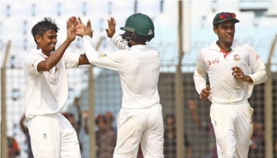 স্মিথকে বোল্ড করে তাইজুলের উচ্ছ্বাস