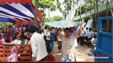 ত্রাণ সহায়তা নিচ্ছেন ক্ষতিগ্রস্তরা        