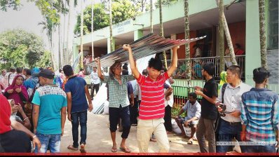 ত্রাণ সহায়তা নিচ্ছেন ক্ষতিগ্রস্তরা