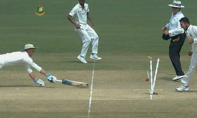 দুর্ভাগ্যের শিকার হয়ে রান আউট হ্যান্ডসকম্ব। ছবি- টুইটার