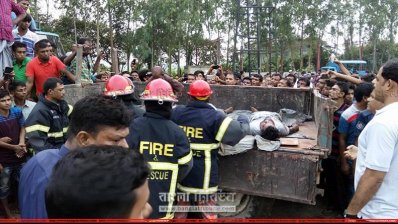 বিদ্যুৎস্পৃষ্টে মৃতদের লাশ তোলা হচ্ছে ট্রাকে (ছবি- প্রতিনিধি)