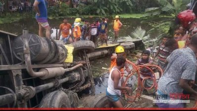 খাদে পড়ে যাওয়া বাস ও কাভার্ড ভ্যান (ছবি- প্রতিনিধি)