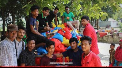 কুড়িগ্রামে ত্রাণ বিতরণে এগিয়ে এসেছে তারুণ্য 