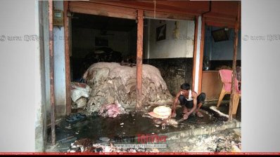 রাজশাহীর চামড়ার মোকামে শ্রমিকের মূল্য বেশি বলে দাবি ব্যবসায়ীদের