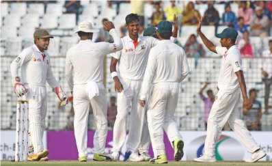 ওয়ার্নারকে ফেরানোর পর সতীর্থদের অভিনন্দনে সিক্ত মোস্তাফিজ