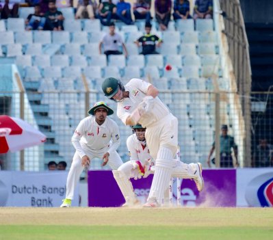 চা পানের বিরতির আগে মিরাজের শিকার কার্টরাইট 