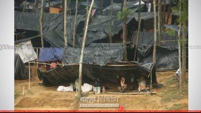 পলিথিন ও বাঁশ দিয়ে তৈরি রোহিঙ্গাদের থাকার জায়গা 