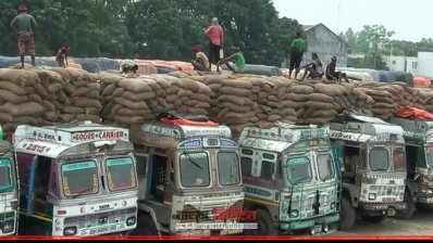 বন্দরের ভেতরে শ্রমিকরা কাজ করছেন