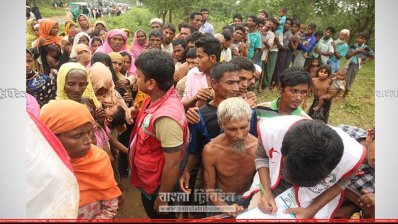 খাবারের জন্য লাইনে দাঁড়িয়েছে রোহিঙ্গা