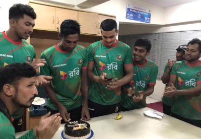জন্মদিনে সতীর্থদের নিয়ে কেক কাটছেন মোস্তাফিজ। ছবি-ফেসবুক