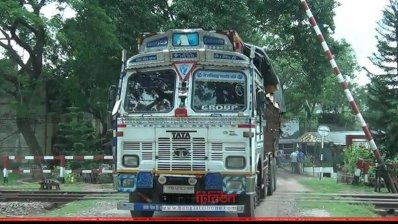 ভারত থেকে পণ্যবাহী ট্রাক আসছে বাংলাদেশে