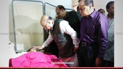 মুক্তামনিকে দেখতে হাসপাতালে স্বাস্থ্যমন্ত্রী মোহাম্মদ নাসিম