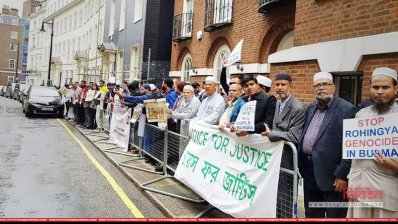 মিয়ানমার দূতাবাসের সামনে লন্ডন প্রবাসীরা