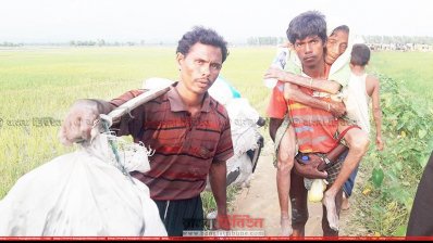 তরুণদের কাঁধে চড়ে এভাবেই আসছেন বৃদ্ধরা