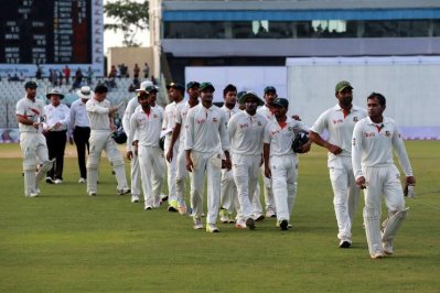 হতাশার হারের পর সতীর্থদের নিয়ে ফিরছেন মুশফিক