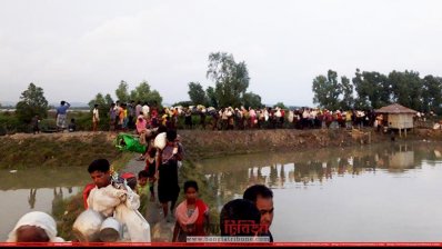 রোহিঙ্গাদের দীর্ঘ লাইন