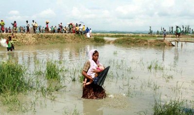 সন্তান কোলে নিয়ে আসছেন এক নারী