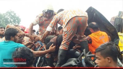 সড়ক দুর্ঘটনার পর উদ্ধার তৎপরতা
