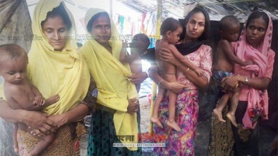 শিশু কোলে রোহিঙ্গা নারীরা