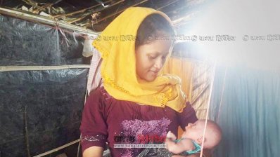 শিশু কোলে রোহিঙ্গা নারী