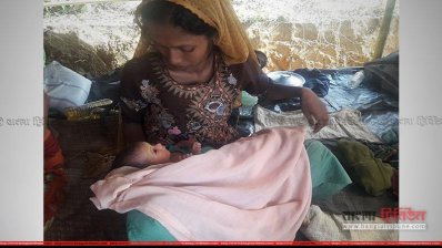 কক্সবাজারের বালুখালী পাহাড়ের চূড়ায় সদ্য জন্ম নেওয়া মেয়েকে নিয়ে রোহিঙ্গা কিশোরী নূর বিবি