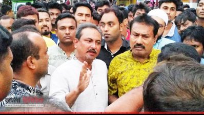 পুলিশের সঙ্গে কথা বলছেন মোসাদ্দেক হোসেন বুলবুল