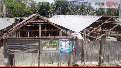 টিনের বেড়া দিয়ে বাজার দখল 