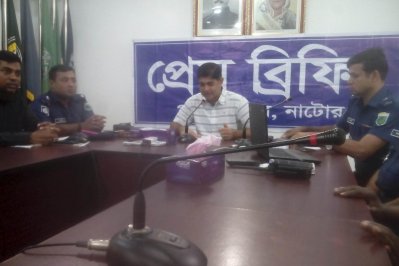 প্রেস ব্রিফিংয়ে পুলিশ সুপার বিপ্লব বিজয় তালুকদার