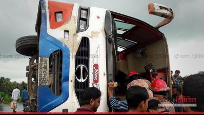 কুমিল্লায় যাত্রীবাহী বাস উল্টে ২৫ যাত্রী আহত