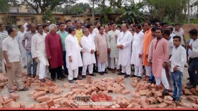 পবা হরিয়ান চিনিকল মাঠ পরিদর্শন করেন আ. লীগ নেতারা (ছবি: প্রতিনিধি)