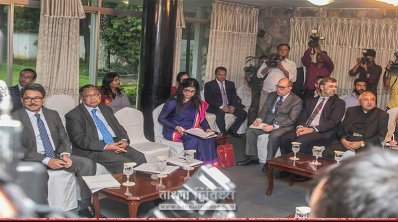 রাষ্ট্রীয় অতিথি ভবন পদ্মায় পররাষ্ট্রমন্ত্রী, পররাষ্ট্র প্রতিমন্ত্রী রাষ্ট্রদূতদের সঙ্গে বৈঠক করছেন