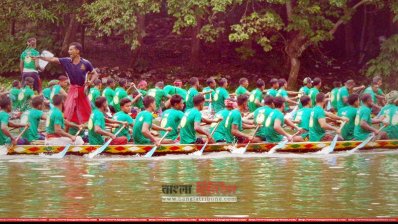 চিত্রা নদীতে নারী-পুরুষের ঐতিহ্যবাহী নৌকাবাইচ (ছবি: প্রতিনিধি)