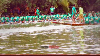 চিত্রা নদীতে নারী-পুরুষের ঐতিহ্যবাহী নৌকাবাইচ (ছবি: প্রতিনিধি)