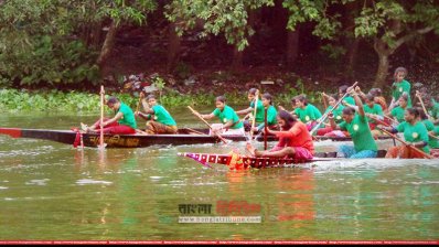 চিত্রা নদীতে নারী-পুরুষের ঐতিহ্যবাহী নৌকাবাইচ (ছবি: প্রতিনিধি)