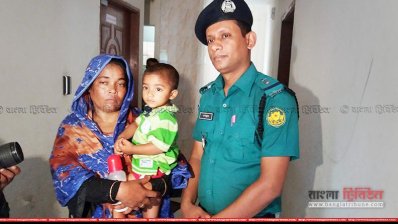 উদ্ধার হওয়ার পর মায়ের কোলে হাসিব