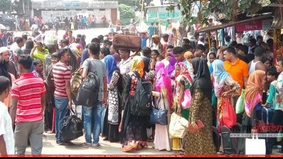 ঘাট এলাকায় বাসের অপেক্ষায় মানুষের ভিড়