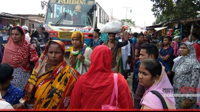 ঘাটে মানুষের ভিড়