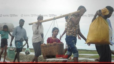 হেঁটে ও নদীপথে শাহপরীর দ্বীপে জড়ো হচ্ছে রোহিঙ্গারা (ছবি-শামীম আহমেদ)