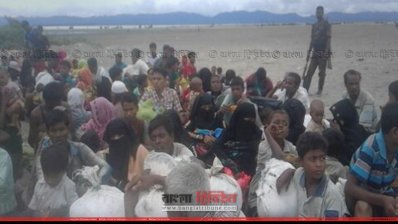 আশ্রয়কেন্দ্রে নেওয়ার আগে জড়ো করে রাখা হয়েছে রোহিঙ্গাদের (ছবি-শামীম আহমেদ)