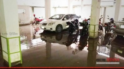 বাড়ির ভেতরে গ্যারেজে ঢুকে পড়েছে বৃষ্টির পানি