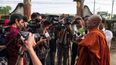 স্থানীয় এক বৌদ্ধ ভিক্ষু দাবি করেন মুসলিমরা তাদের বাড়ি জ্বালিয়ে দিয়েছে