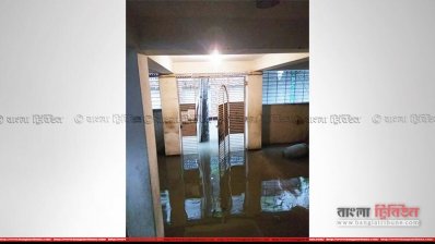 বাড়ির গ্যারেজে জমে থাকা বৃষ্টির পানি