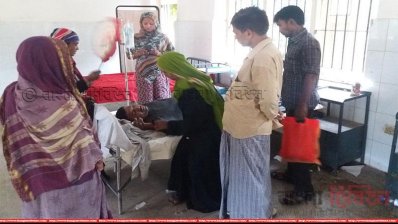 হাসপাতালে চিকিৎসাধীন আহত লোকজন